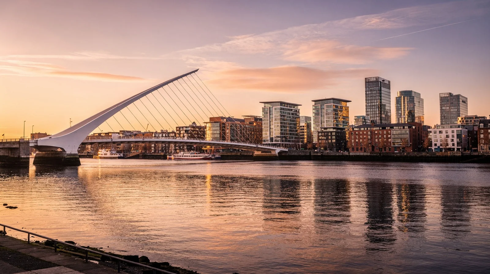 Dublin, le pont Samuel Beckett et la Liffey au coucher du soleil, création de société en Irlande