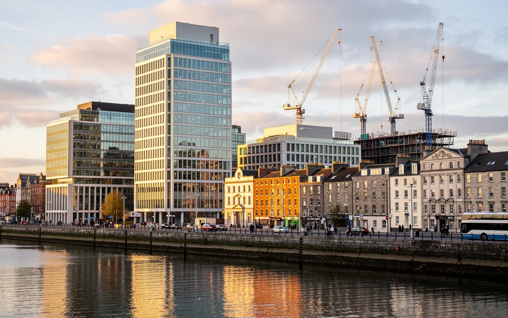 Quartier d'affaires de l'IFSC à Dublin en fin de journée, tours vitrées éclairées